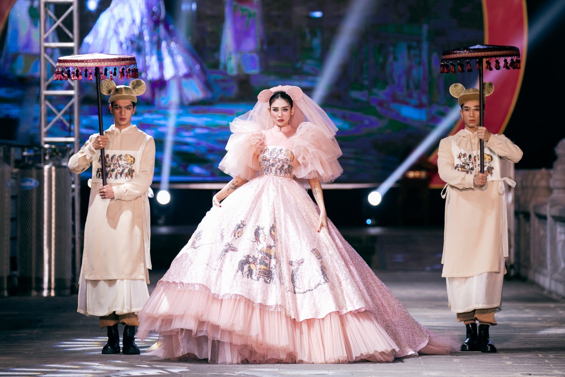 The "bride" Vo Hoang Yen, donned in a design inspired by the Dong Ho painting "Dam cuoi chuot"